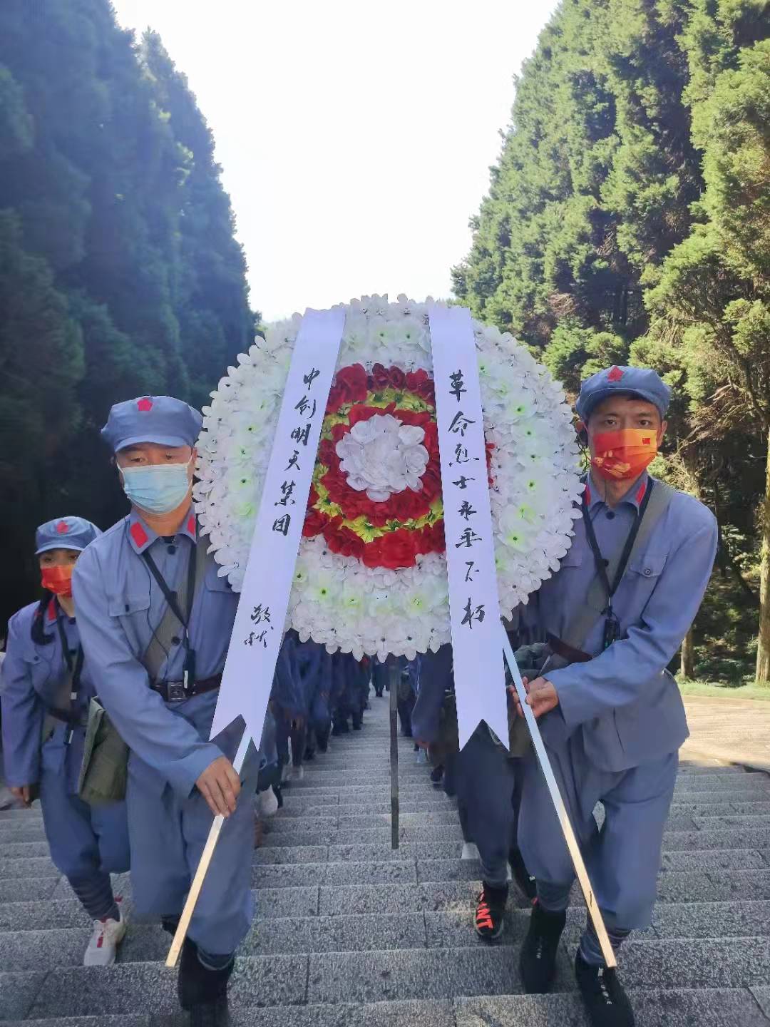 瞻仰革命烈士陵園，向革命烈士獻花